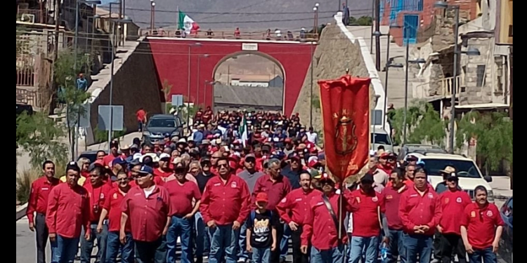 Mineros de la Sección 65 marcharon en Cananea; exigen solución a 18 años de huelga
