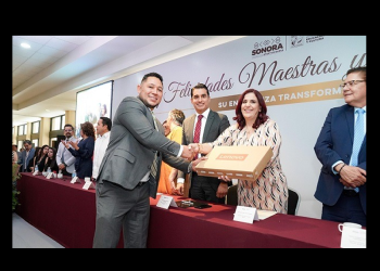 Reconocen a maestros sonorenses en su día