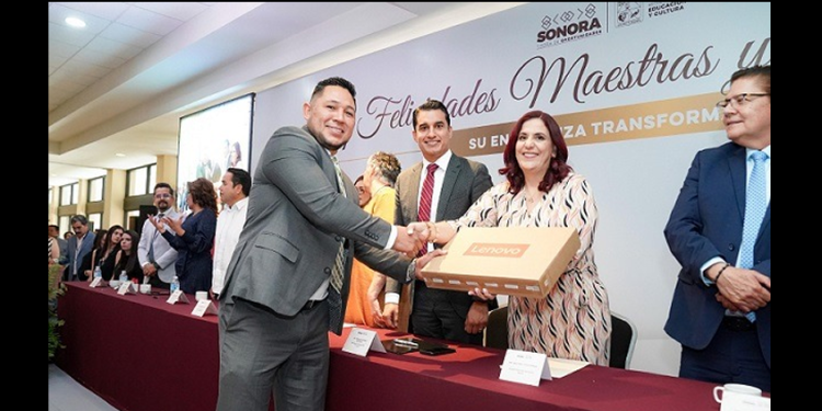 Reconocen a maestros sonorenses en su día