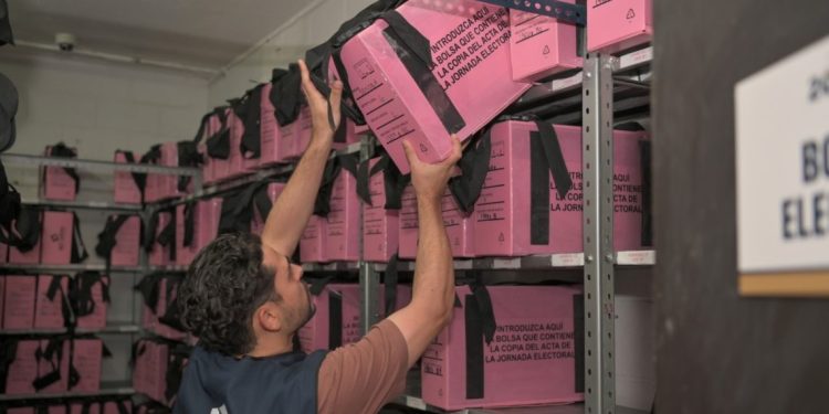 Inicia entrega de paquetes electorales a presidencias de casilla