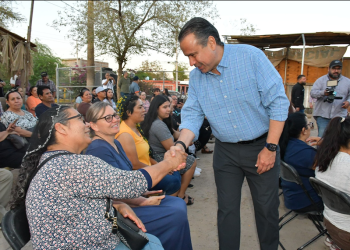 Cumple Toño Astiazarán a familias de la Norberto Ortega