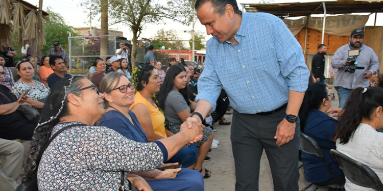 Cumple Toño Astiazarán a familias de la Norberto Ortega
