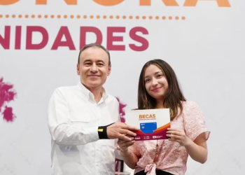 Alfonso Durazo entregó becas a estudiantes y apoyos para familias vulnerables en el sur de Sonora