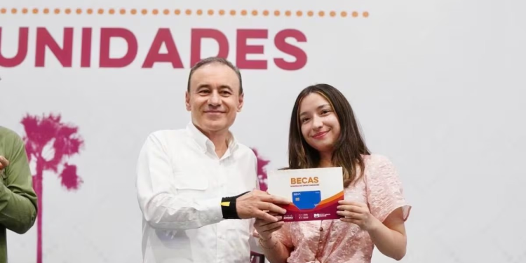 Alfonso Durazo entregó becas a estudiantes y apoyos para familias vulnerables en el sur de Sonora
