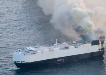 Buque con 3.000 autos con destino a México se hundió frente a la costa de Alaska tras incendio