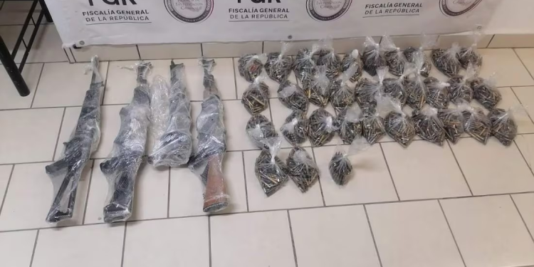 Desmantelan casa de seguridad en Cananea, aseguran granadas militares, droga y autos robados en EU