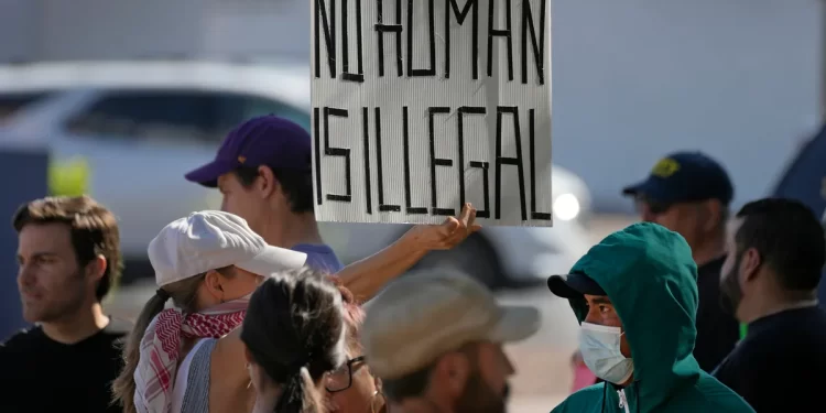 Esto es lo que debe saber sobre los arrestos de inmigrantes por parte del ICE en Arizona