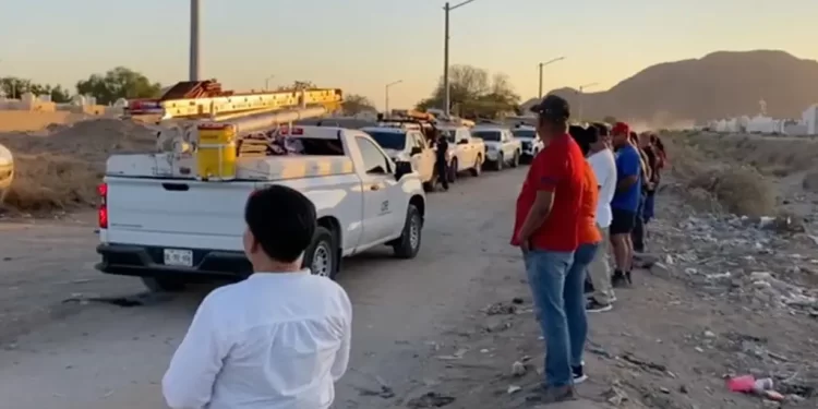 Vecinos Bloquean Salida a Trabajadores de CFE Hasta Restablecer Servicio al Norte de Hermosillo