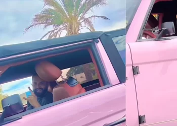 Captan a Carin León Paseando en Camioneta Personalizada Color Rosa