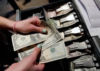 Senadores de EU mantienen en 3.5% impuesto a remesas; transacciones con tarjeta, excluidas