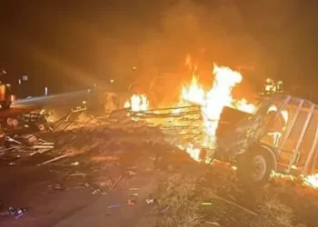 Tráiler Choca a Vehículo y se Incendia en Carretera Ciudad Obregón-Guaymas