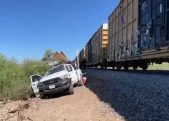 Tren Arrolla Auto que Intentó Ganarle el Paso en Empalme; Hay 2 Trabajadores Lesionados