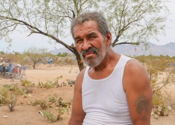 Cerca de la ley, lejos de la ayuda: un residente permanente en situación de calle