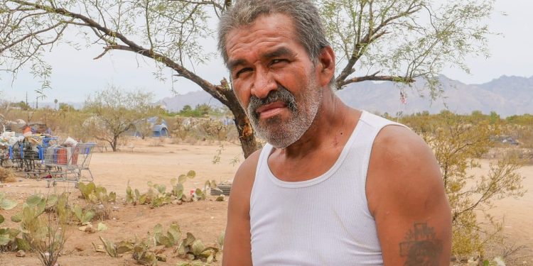 Cerca de la ley, lejos de la ayuda: un residente permanente en situación de calle