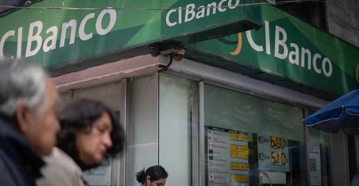 Sanciones por narcolavado, intervenciones inéditas y fentanilo: la semana en la que Estados Unidos puso contra las cuerdas a la banca mexicana