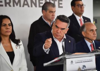 Compara PRI a López Obrador y Morena con nazis; “no manda Sheinbaum”, acusa