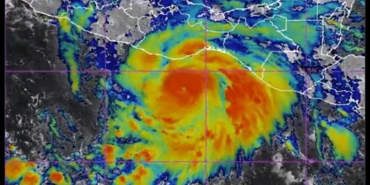 Huracán Erick alcanza categoría 2; prevén vientos muy fuertes e inundaciones en el sur de México