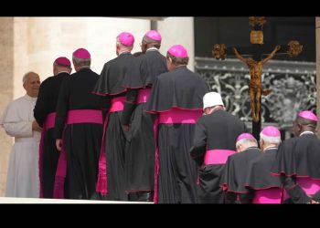 Agreden al Papa León XIV con un guante de beisbol durante recorrido en el Vaticano