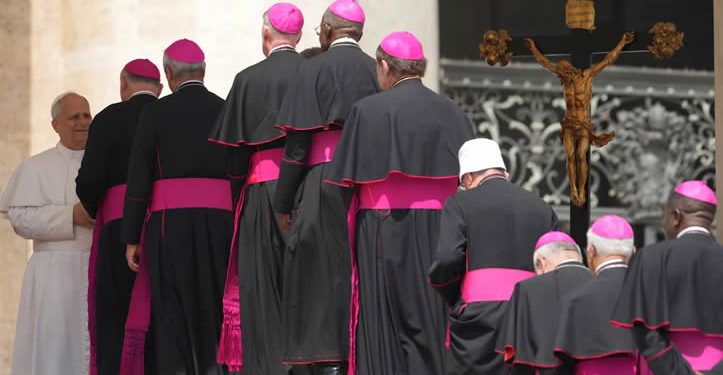 Agreden al Papa León XIV con un guante de beisbol durante recorrido en el Vaticano