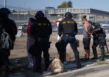 Trump ordena aumentar las detenciones de inmigrantes en ciudades demócratas