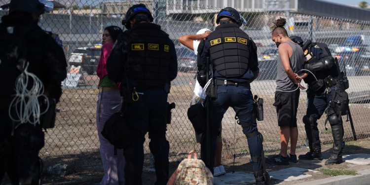 Trump ordena aumentar las detenciones de inmigrantes en ciudades demócratas