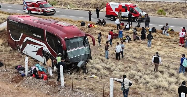 Camión de pasajeros se sale de la carretera sin volcadura; hay lesionados