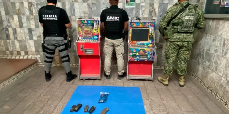 Radios, tragamonedas y un AK-47: el hallazgo de cateo en una casa en Sonora