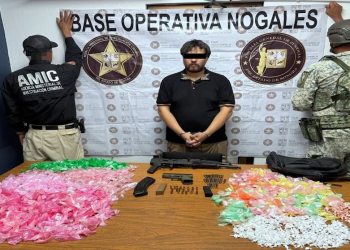 Detienen a estadounidense con más de 2 mil dosis de droga, auto robado y armas de alto poder en Sonora