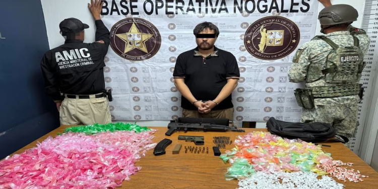 Detienen a estadounidense con más de 2 mil dosis de droga, auto robado y armas de alto poder en Sonora