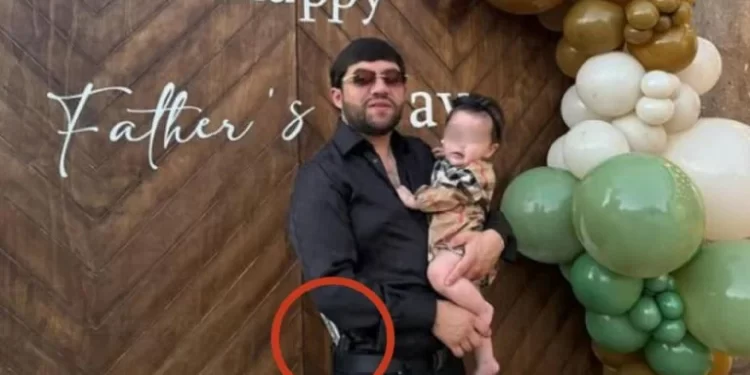 Luis R. Conríquez posa armado junto a su hija y desata polémica