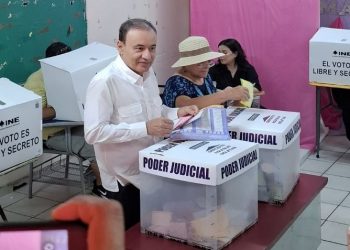 Gobernador Alfonso Durazo emite voto en elección judicial