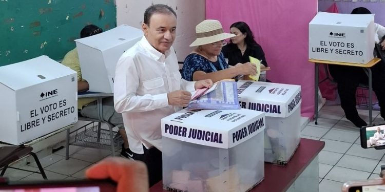 Gobernador Alfonso Durazo emite voto en elección judicial