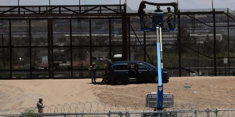 Otorga EU segundo contrato para continuar construcción de muro fronterizo con México