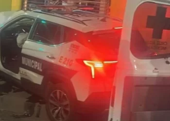 Hombre que robó y chocó patrulla en Hermosillo es atendido por médicos bajo custodia por autoridades