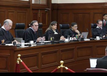 Morena va contra la toga y birrete en SCJN; son símbolos de “lejanía y elitismo”