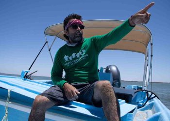 Cosme transformó su vida y la de Bahía de Kino tras conocer el llanto de las tortugas; ahora cuida a 900