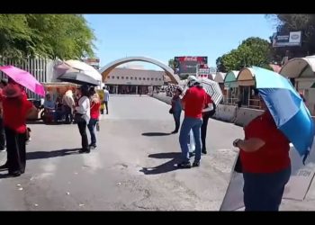 Toman casetas y garita en Nogales maestros federalizados en Sonora