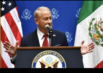 Embajador de EU pide a México unirse contra las amenazas; ‘no solo competimos con China’, dice