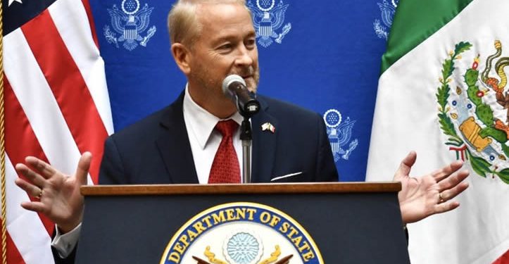 Embajador de EU pide a México unirse contra las amenazas; ‘no solo competimos con China’, dice
