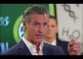Newsom: Trump está ‘destruyendo’ la democracia de EU