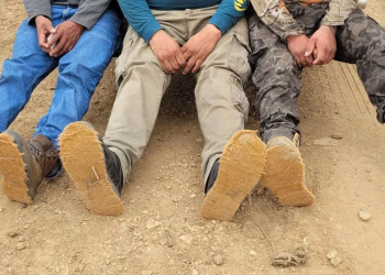 El bloqueo de Trump en la frontera sur empuja a coyotes y migrantes a rutas más remotas y mortales para cruzar a EE.UU.