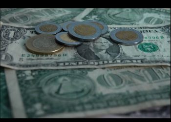 El peso cotiza sobre los 19.05 por dólar