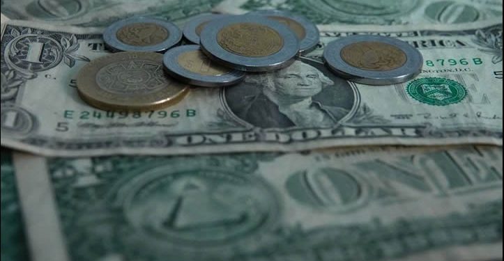 El peso cotiza sobre los 19.05 por dólar