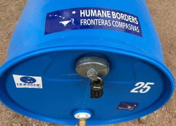 Fronteras Compasivas cumple 25 años de llevar agua a migrantes en el desierto de Arizona