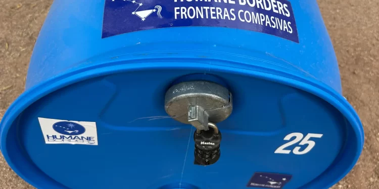 Fronteras Compasivas cumple 25 años de llevar agua a migrantes en el desierto de Arizona