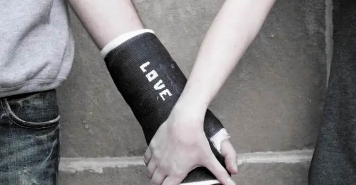 Solteros vs. Casados: Descifrando el Dilema de la Felicidad y la Intimidad en la Sociedad Moderna