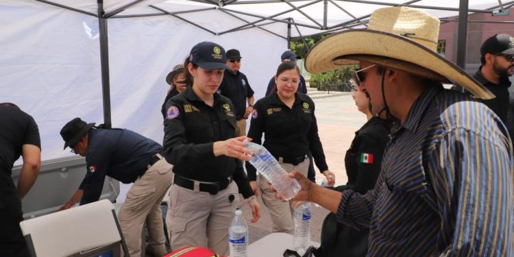 Distribuyen más de 83 mil litros de agua para contrarrestar onda de calor en Sonora