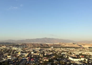 Tolvaneras y vientos de hasta 60 km/h impactarán Baja California y Sonora