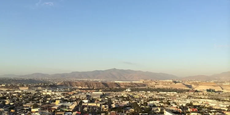 Tolvaneras y vientos de hasta 60 km/h impactarán Baja California y Sonora