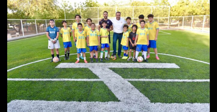 Cumple Astiazarán a vecinos de Villas del Mediterráneo con rehabilitación de cancha de fútbol